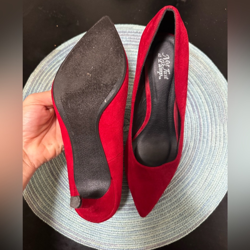 RED PUMPS - Picture 3 of 4